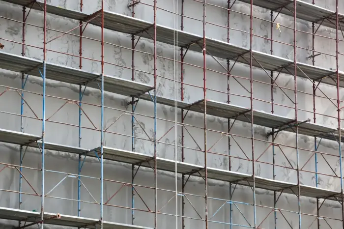 Échafaudage installé pour une rénovation d'enduit de façade à Talence.