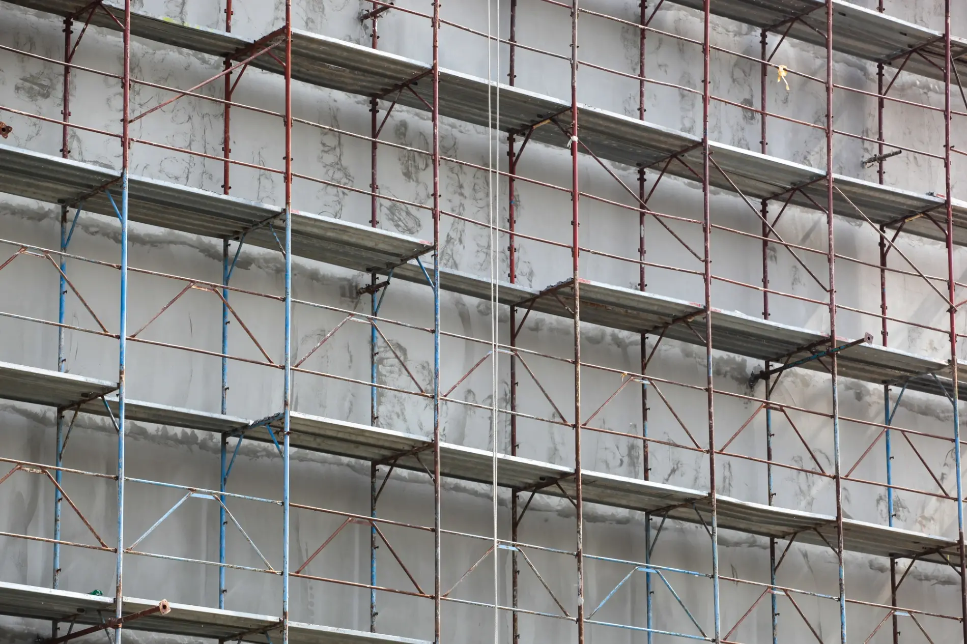 Installation d'un échafaudage pour une rénovation de façade avec isolation, un chantier éligible aux aides.