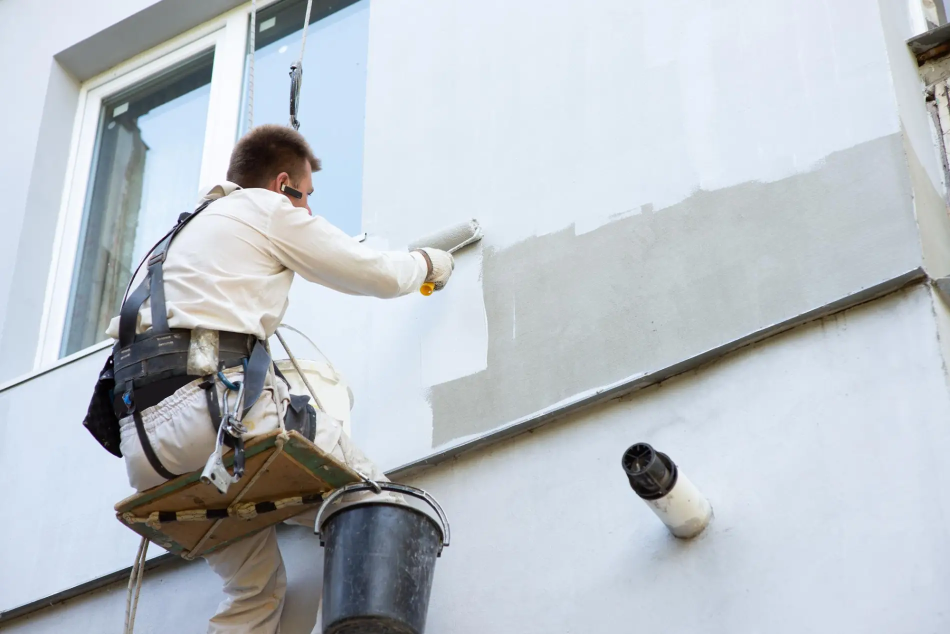 Artisan RFT appliquant un traitement sur une façade à Bègles