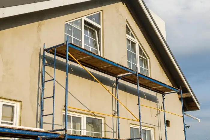 Nettoyage haute pression en cours sur une maison à Talence